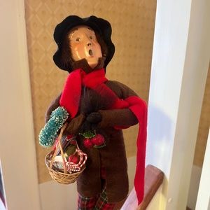 Byer’s Choice Man w/ Basket & Wreath